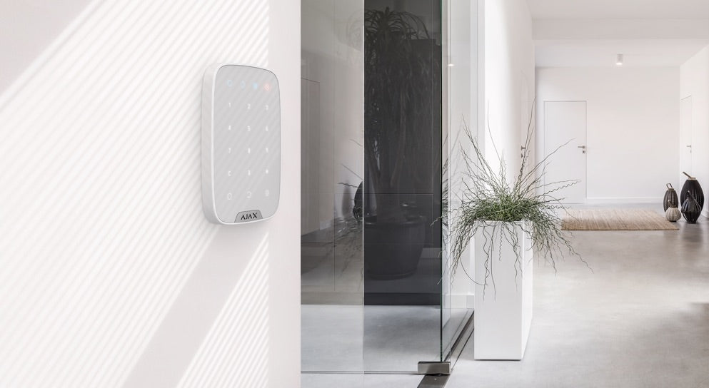 Ajax KeyPad – Draadloos aanraak-bedieningspaneel met verborgen alarmfunctie en anti-sabotagebeveiliging